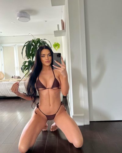 Kelsie Jean Smeby в белом купальнике на пляже крупный план 107