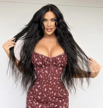 Kelsie Jean Smeby в бордовом платье с глубоким декольте 162.jpg