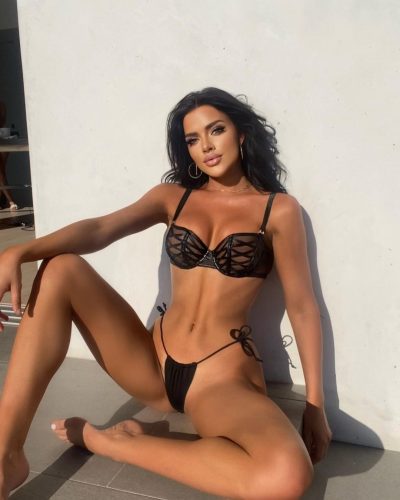 Kelsie Jean Smeby в голубом нижнем белье у двери на каблуках 098