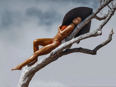 Kelsie Jean Smeby в красном купальнике и шляпе на дереве 183.jpg