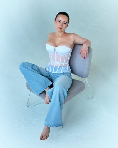 Полина Гренц ножки, грудь, полный рост