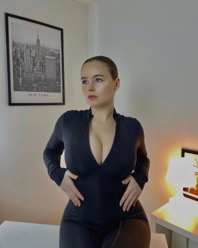 Полина Гренц бедра, грудь