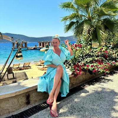 Семенович в голубом платье у бассейна с сексуальными ножками 2